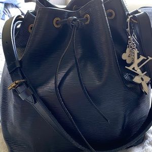 🎉 SOLD 🎉Louis Vuitton Black Epi Petite Noe